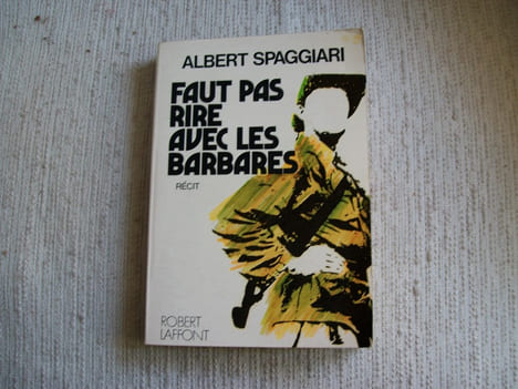 FAUT PAS RIRE AVEC LES BARBARES. Récit.. SPAGGIARI Albert