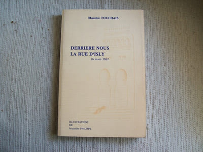 DERRIERE NOUS LA RUE D'ISLY 26 MARS 1962.