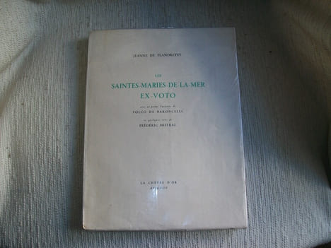 LES SAINTES MARIES DE LA MER ex-voto. Avec un poème de Folco de Baroncelli et quelques vers de Frédéric Mistral.. FLANDREYSY Jeanne de