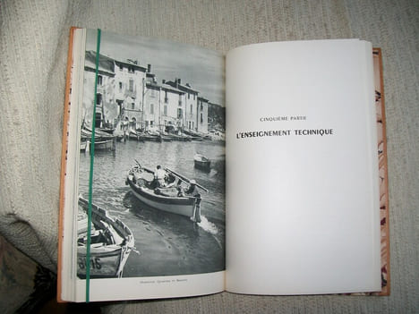 LA CHAMBRE DE COMMERCE DE MARSEILLE1599-1949 le passé, le présent, l'avenir.
. undefined