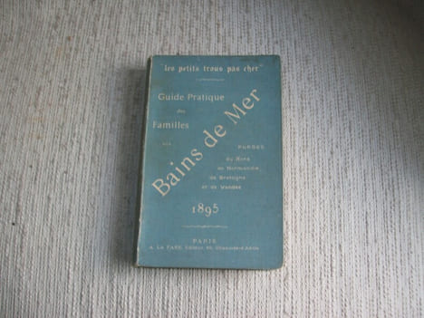 GUIDE PRATIQUE DES FAMILLES AUX BAINS DE MER. Plages du Nord, de Normandie, de Bretagne et de Vendée 1895. Les petits trous par chers.. undefined