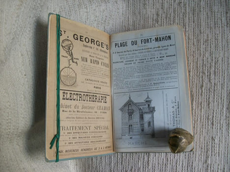 GUIDE PRATIQUE DES FAMILLES AUX BAINS DE MER. Plages du Nord, de Normandie, de Bretagne et de Vendée 1895. Les petits trous par chers.. undefined