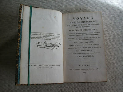 VOYAGE A LA COCHINCHINE par les îles de Madère, de Ténériffe et du Cap Verd, le Brésil et l'île de Java contenant des renseignements nouveaux et authentiques sur l'Etat naturel et civil de ces divers pays. Accompagné de la RELATION D'UN VOYAGE AU PAYS DES BOUSHOUANAS dans l'intérieur de l'Afrique Australe. Traduit de l'anglais avec des notes et additions par Malte Brun. TOME 1 SEUL (sans le tome 2 et sans l'atlas).