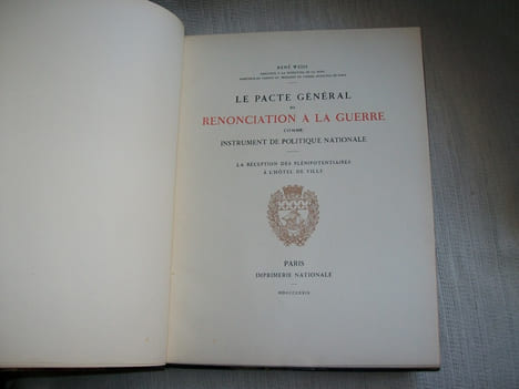 LE PACTE GENERAL DE RENONCIATION A LA GUERRE comme instrument de Politique Nationale. La réception des Plénipotentiaires à l'Hôtel de Ville.. WEISS ...
