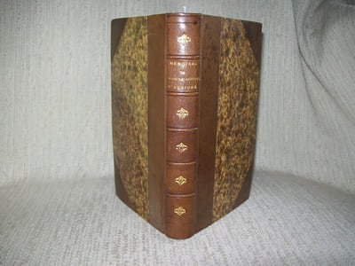 MEMOIRES DE LA VIE DE THEODORE-AGRIPPA D'AUBIGNE ayeul de Mad de Maintenon écrits par lui-même. Avec les Mémoires de FREDERIC GUILLAUME DE LA TOUR Prince de Sedan. Une relation de la Cour de France en 1700 par M PRIOLO Ambassadeur de Venise et de l'histoire de MADAME DE MUCY.