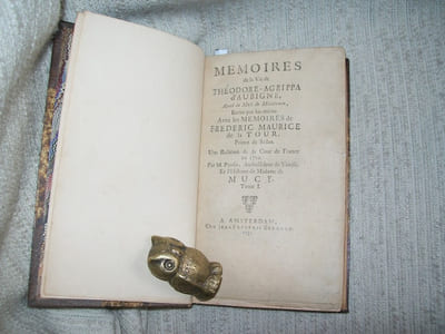 MEMOIRES DE LA VIE DE THEODORE-AGRIPPA D'AUBIGNE ayeul de Mad de Maintenon écrits par lui-même. Avec les Mémoires de FREDERIC GUILLAUME DE LA TOUR Prince de Sedan. Une relation de la Cour de France en 1700 par M PRIOLO Ambassadeur de Venise et de l'histoire de MADAME DE MUCY.