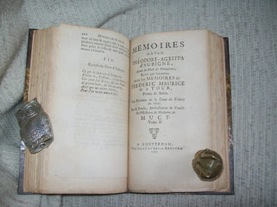 MEMOIRES DE LA VIE DE THEODORE-AGRIPPA D'AUBIGNE ayeul de Mad de Maintenon écrits par lui-même. Avec les Mémoires de FREDERIC GUILLAUME DE LA TOUR Prince de Sedan. Une relation de la Cour de France en 1700 par M PRIOLO Ambassadeur de Venise et de l'histoire de MADAME DE MUCY.