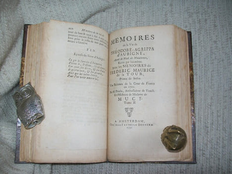 MEMOIRES DE LA VIE DE THEODORE-AGRIPPA D'AUBIGNE ayeul de Mad de Maintenon écrits par lui-même. Avec les Mémoires de FREDERIC GUILLAUME DE LA TOUR ...