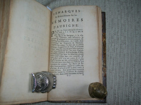 MEMOIRES DE LA VIE DE THEODORE-AGRIPPA D'AUBIGNE ayeul de Mad de Maintenon écrits par lui-même. Avec les Mémoires de FREDERIC GUILLAUME DE LA TOUR ...
