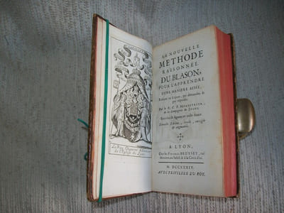 LA NOUVELLE METHODE RAISONNEE DU BLASON pour l'apprendre d'une manière aisée; réduite en leçons par les demandes et réponses. Nouvelle édition revûë, corrigée et augmentée.
