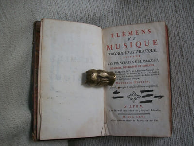 ELEMENS DE MUSIQUE THEORIQUE ET PRATIQUE suivant les principes de M Rameau. Eclaircis, développés et simplifiés par M D'Alembert. Nouvelle édition revue, corrigée et considérablement augmentée.
