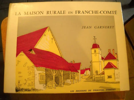 La maison rurale en FRANCHE-COMTE. Un recueil commenté de dessins au trait, une étude sommaire de la maison des paysans. . GARNERET Jean