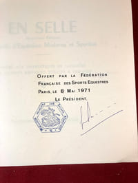 En Selle. Conseils d'équitation moderne et sportive dédié aux instructeurs et cavaliers des sociétés hippiques rurales et urabaines. Illustrations de Yves Benoist-Gironoère.