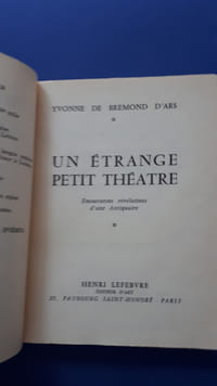 Un Etrange petit théâtre: émouvantes révélations d'une antiquaire
