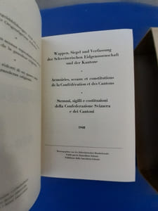 Armoiries, sceaux et constitutions de la Confédération et des Cantons. Stemmi. 1848-1948.