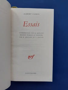 Essais. [.]
