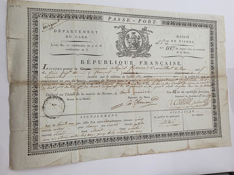 Passeport pour se rendre &agrave; partir de N&icirc;mes dans le d&eacute;partement de l'Ard&egrave;che d&eacute;livr&eacute; le 30 prairial de l'an 11. 