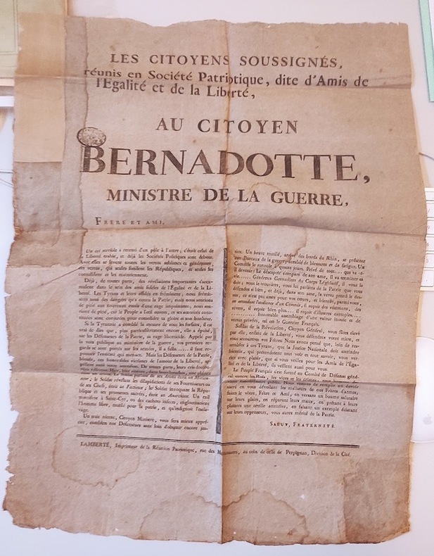 Affiche Révolutionnaire adressée au citoyen Bernadotte, ministre de la Guerre.
"Les citoyens soussignés, réunis en Société patriotique, dite d’Amis ...