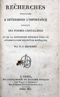 Recherches tendantes à déterminer l'importance relative des formes cristallines et de la composition chimique dans la détermination des espèces minérales.