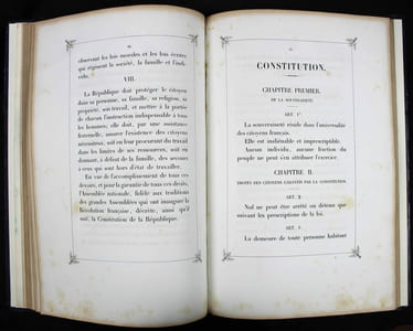 Constitution de la République française précédée des rapports et décrets qui y sont relatifs.
