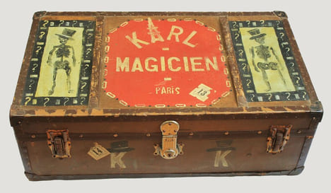 Malle ancienne de magicien: Karl. Magicien. Paris. . MAGIE