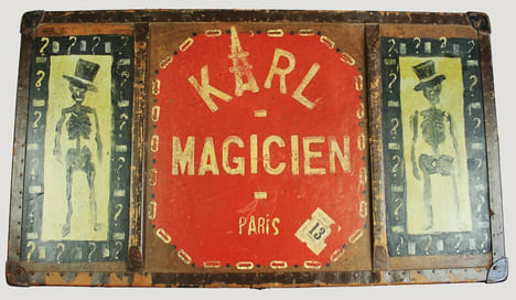 Malle ancienne de magicien: Karl. Magicien. Paris. . MAGIE