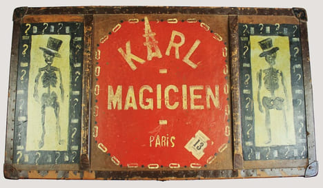 Malle ancienne de magicien: Karl. Magicien. Paris. . MAGIE