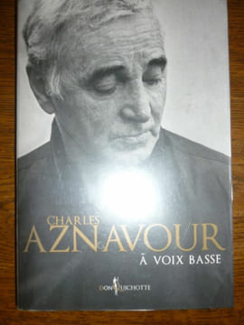 à voix basse. Charles Aznavour