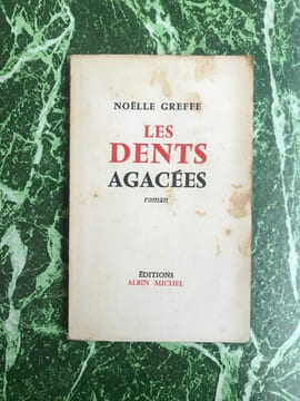NOELLE GREFFE LES DENTS agacées. undefined
