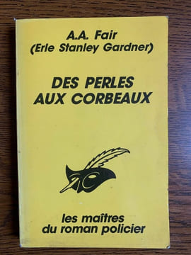 a a fair Des perles aux corbeaux Le club Des masques. undefined