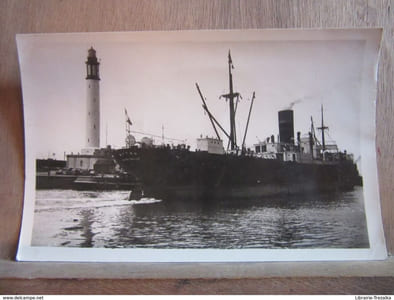Le Phare. Navire quittant le Port