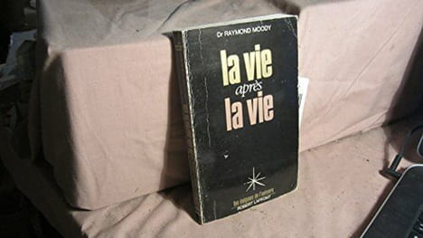 La Vie après la vie : Enquête à propos d'un phénomène la survie de la conscience après la mort du corps (Les Énigmes de l'univers). MOODY (Raymond ...