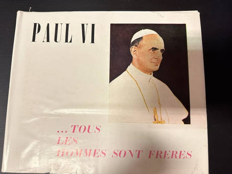 Paul VI ... tous les hommes sont freres. undefined