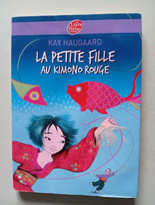 La petite fille au kimono rouge