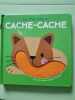 Le chat joue à cache-cache avec de grands rabats feutrés. 