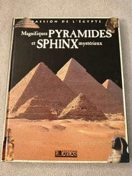 Magnifiques pyramides et sphinx mystérieux. undefined