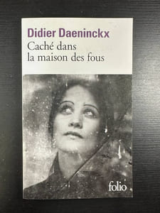 Caché dans la maison des fous