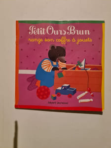 Petit Ours Brun: Petit ours Brun range son coffre a jouets