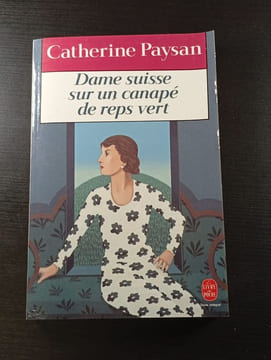 Dame suisse sur un canapé de reps vert. Catherine Paysan