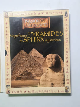 Magnifiques Pyramides et Sphinx mystérieux. undefined