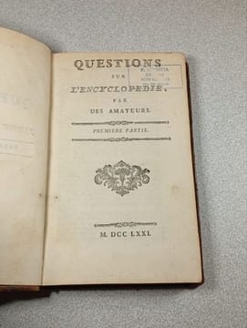 QUESTIONS sur l'ENCYCLOPÉDIE par des Amateurs - VOLTAIRE (9 volumes). undefined