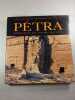 P&eacute;tra m&eacute;tropole de l'Arabie antique. La&iuml;la Nehm&eacute; et Fran&ccedil;ois Villeneuve