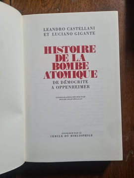 Histoire de la bombe atomique de Democrite Ã Oppenheimer. Leandro Castellani et Luciano Gigante