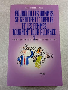 Pourquoi les hommes se grattent l'oreille et les femmes tournent leur alliance