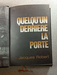 Quelqu'un derrière la porte
