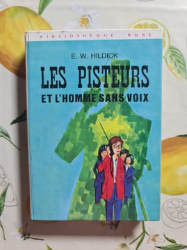 Les pisteurs et l'homme sans voix. E. W. Hildick