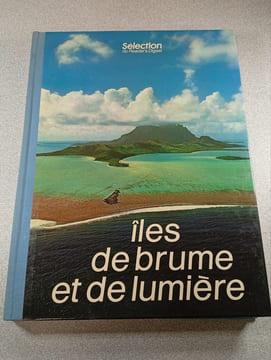Îles de brume et de lumière. undefined