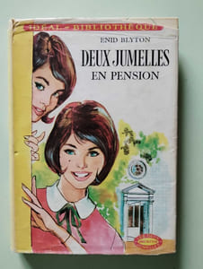 Deux jumelles en pension