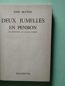 Deux jumelles en pension