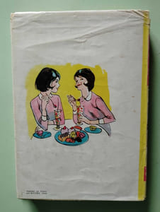 Deux jumelles en pension
